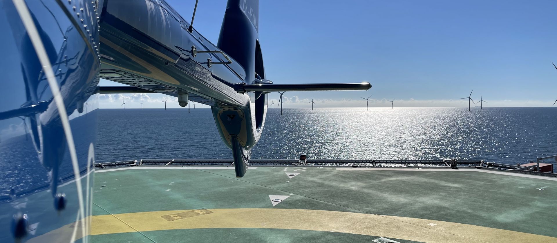 Offshore Helideck mit Hubschrauber