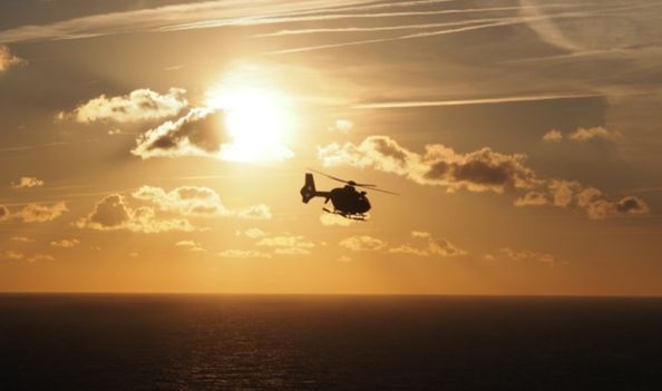 Helicopter im Sonnenuntergang