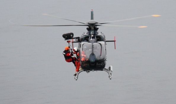 Hubschrauber von HTM im Windenbetrieb